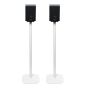 Par av Vebos stativ med Samsung HW-Q995D/HW-Q990D i vitt utförande