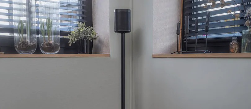 Multiroom-högtalare med högtalarstativ kompletterar din lyssningsupplevelse. Multiroom-högtalare på högtalarstativ i vardagsrummet.